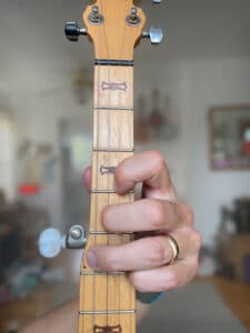 This is an F-shaped G chord inversion on the banjo